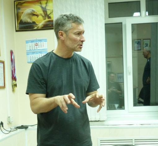 Евгению Вадимовичу запретили до 29 сентября посещать публичные места, общаться со свидетелями, за исключением лиц, с которыми он живет, пользоваться почтой, телефоном и интернетом.